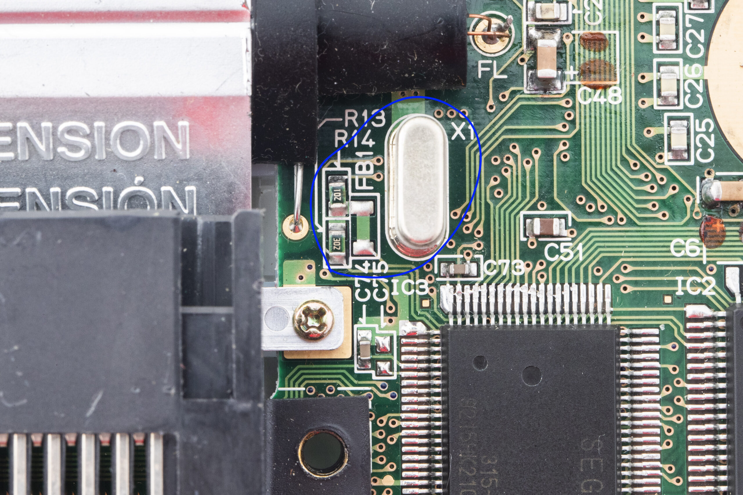 Cristal y resistencias del reloj en Game Gear 2-ASIC