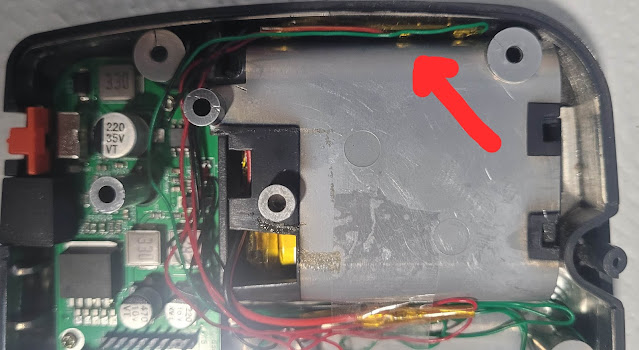 Placa BMS 2S colocada en un lateral de Sega Game Gear