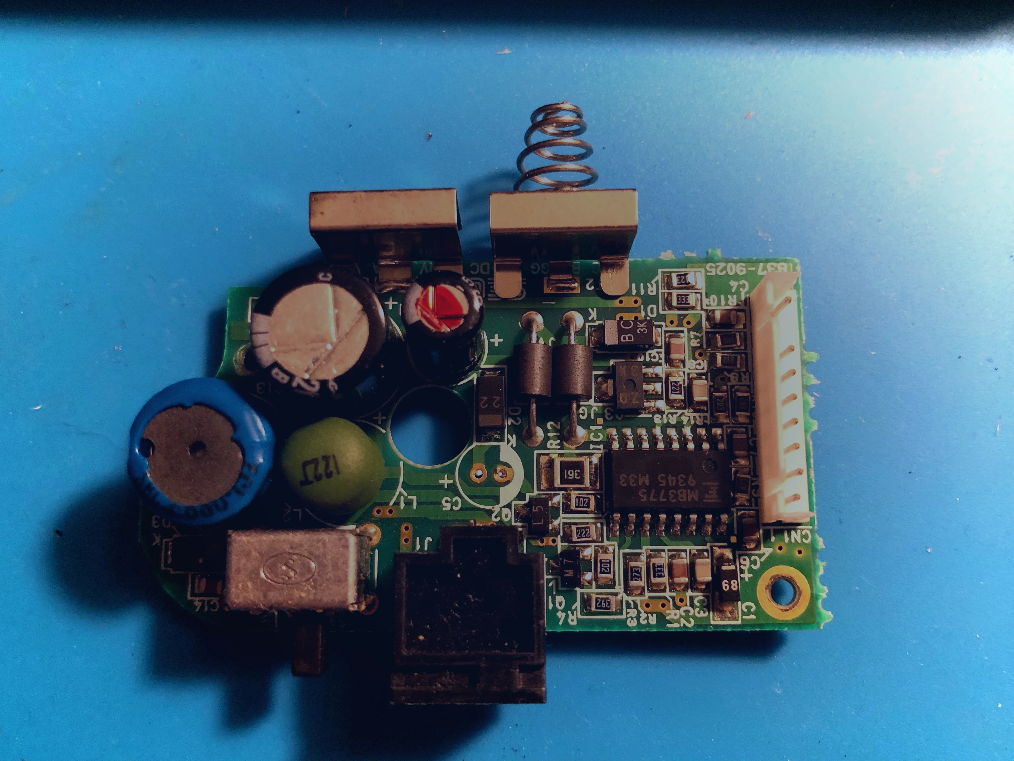 Placa de alimentación de Sega Game Gear con condensadores y polaridad a revisar