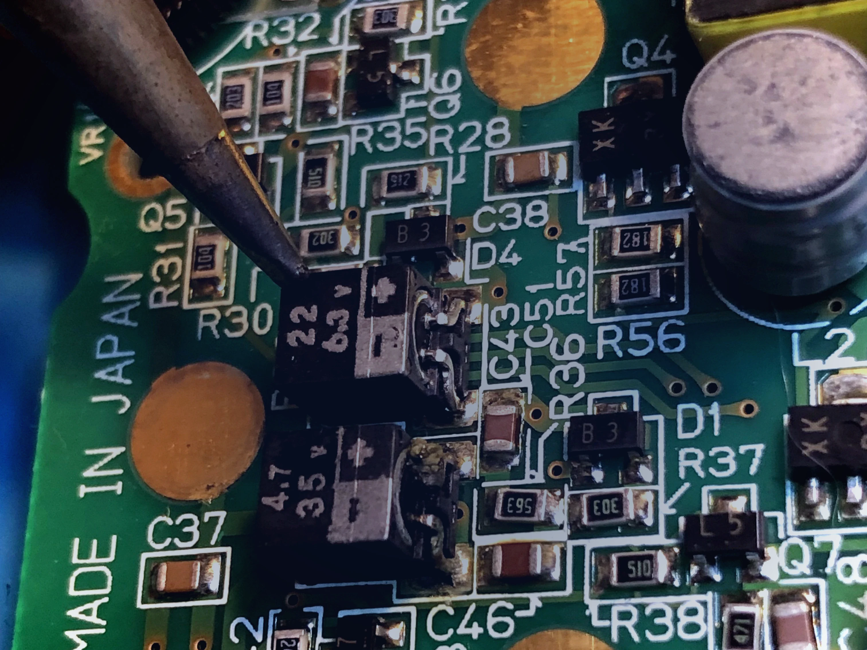 Retirada de condensador antiguo en placa de Sega Game Gear con soldador