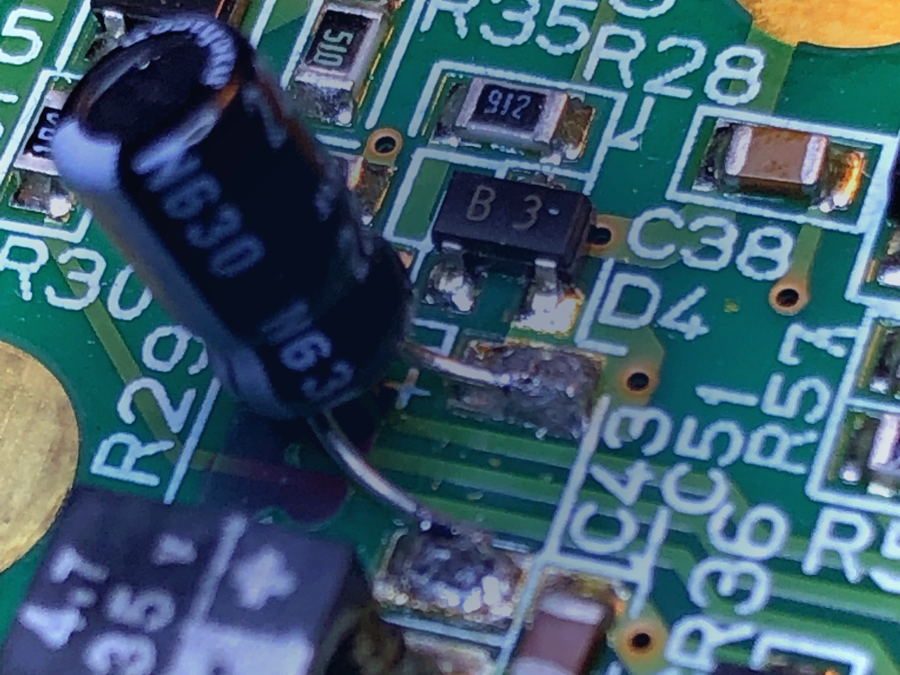 Comprobación final de soldaduras en Sega Game Gear antes de cerrar